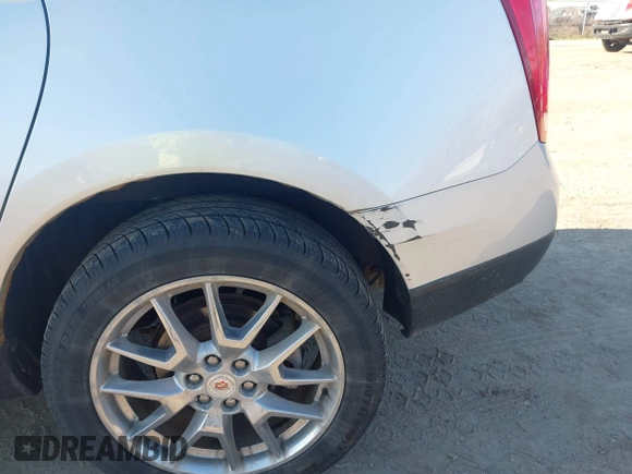2013 Cadillac SRX Performance Collection z VIN 3GYFNHE33DS540108, wystawiony jako IAAI lot #42061957 z przebiegiem 182 797 mil mil oraz . Historia ofert i sprzedaży dostępna na DreamBid. Obrazek 6.