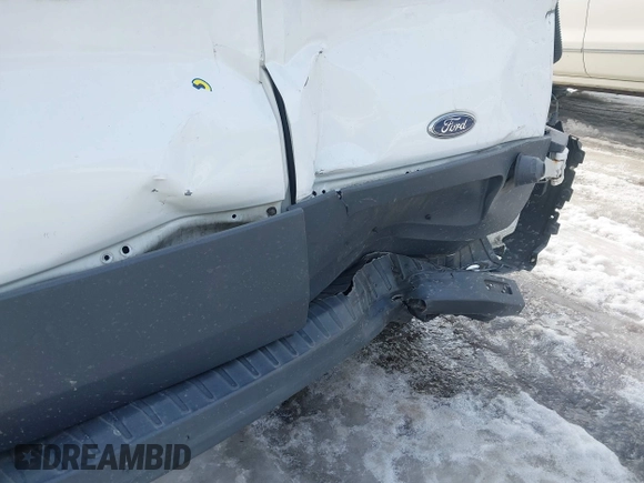 2018 Ford Transit Passenger XL z VIN 1FBZX2CMXJKA07321, wystawiony jako IAAI lot #41373858 z przebiegiem 197 135 mil mil oraz . Historia ofert i sprzedaży dostępna na DreamBid. Obrazek 19.