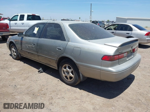 1998 Toyota Camry LE z VIN JT2BG22K8W0113985, wystawiony jako IAAI lot #42321418 z przebiegiem 277 270 mil mil oraz . Historia ofert i sprzedaży dostępna na DreamBid. Obrazek 3.