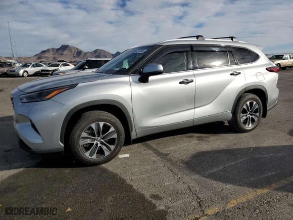 2022 Toyota Highlander XLE with VIN 5TDHZRBH1NS586955, listed as a Copart auction lot 43967865 with 33,214 mi miles and Salvage Title. Bid and sale history available at carsss.com. Image 1.
