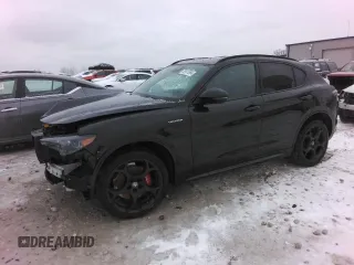 2024 Alfa Romeo Stelvio Veloce z VIN ZASPAKBN9R7D79673, wystawiony jako Copart lot #85911984 z przebiegiem 13 338 mil mil oraz Nie do naprawy. Historia ofert i sprzedaży dostępna na DreamBid. Obrazek 1.