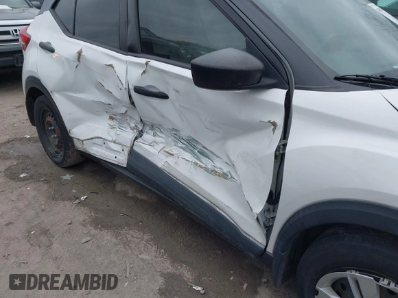 2019 Nissan Kicks SV with VIN 3N1CP5CU5KL471493, listed as a IAAI auction lot 40940794 with 111,733 mi miles. Bid and sale history available at carsss.com. Image 6.