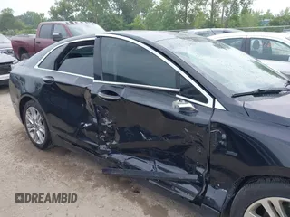 2016 Lincoln MKZ z VIN 3LN6L2G9XGR601231, wystawiony jako IAAI lot #42699222 z przebiegiem 107 081 mil mil oraz . Historia ofert i sprzedaży dostępna na DreamBid. Obrazek 13.