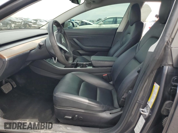 2019 Tesla Model 3 Mid Range z VIN 5YJ3E1EA2KF417212, wystawiony jako Copart lot #50968615 z przebiegiem 104 807 mil mil oraz Szkody całkowita. Historia ofert i sprzedaży dostępna na DreamBid. Obrazek 7.