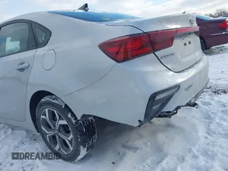 2021 Kia Forte LXS z VIN 3KPF24AD5ME270044, wystawiony jako IAAI lot #41405638 z przebiegiem 82 963 mil mil oraz . Historia ofert i sprzedaży dostępna na DreamBid. Obrazek 18.
