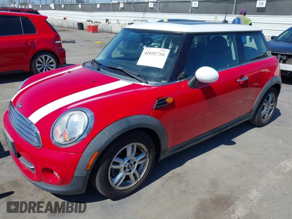 2012 MINI Hardtop z VIN WMWSU3C58CT541805, wystawiony jako IAAI lot #42651734 z przebiegiem 133 314 mil mil oraz . Historia ofert i sprzedaży dostępna na DreamBid. Obrazek 2.