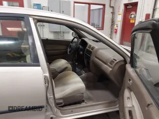 1998 Mazda Protege DX z VIN JM1BC1419W0171802, wystawiony jako IAAI lot #42202861 z przebiegiem 252 304 mil mil oraz . Historia ofert i sprzedaży dostępna na DreamBid. Obrazek 5.