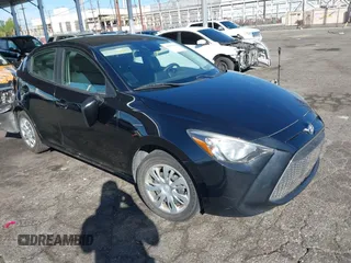2019 Toyota Yaris L z VIN 3MYDLBYV8KY517822, wystawiony jako IAAI lot #40583468 z przebiegiem 77 155 mil mil oraz . Historia ofert i sprzedaży dostępna na DreamBid. Obrazek 1.