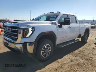 2024 GMC Sierra 3500HD SLT z VIN 1GT49UEY9RF105532, wystawiony jako Copart lot #61956334 z przebiegiem 12 996 mil mil oraz Tytuł czysty. Historia ofert i sprzedaży dostępna na DreamBid. Obrazek 1.