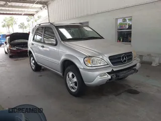 2002 Mercedes-Benz M 320/430/500 z VIN 4JGAB54E42A298255, wystawiony jako IAAI lot #42502789 z przebiegiem 134 879 mil mil oraz . Historia ofert i sprzedaży dostępna na DreamBid. Obrazek 1.