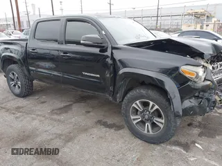 2017 Toyota Tacoma SR5 z VIN 3TMAZ5CN3HM026387, wystawiony jako IAAI lot #42362780 z przebiegiem 216 739 mil mil oraz . Historia ofert i sprzedaży dostępna na DreamBid. Obrazek 1.
