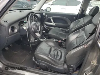 2005 MINI Hardtop S с VIN WMWRE33465TD90908, выставлен на аукционе Copart как лот 50671585 с пробегом Не указан миль и Списание • Salvage title. История ставок и продаж доступна на DreamBid. Изображение 7.