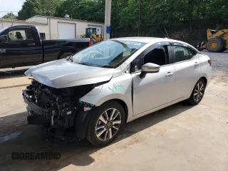 2020 Nissan Versa SV z VIN 3N1CN8EV3LL819872, wystawiony jako Copart lot #57405015 z przebiegiem 51 562 mil mil oraz Szkoda całkowita • Salvage title. Historia ofert i sprzedaży dostępna na DreamBid. Obrazek 1.