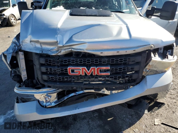 2011 GMC Sierra 2500HD SLT z VIN 1GT121E89BF191758, wystawiony jako Copart lot #87836355 z przebiegiem 128 153 mil mil oraz Szkoda całkowita • Salvage title. Historia ofert i sprzedaży dostępna na DreamBid. Obrazek 13.