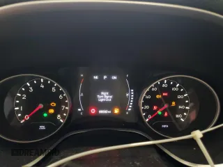 2018 Jeep Compass Latitude z VIN 3C4NJDBB3JT360814, wystawiony jako Copart lot #55018455 z przebiegiem 69 582 mil mil oraz Szkoda całkowita • Salvage title. Historia ofert i sprzedaży dostępna na DreamBid. Obrazek 9.