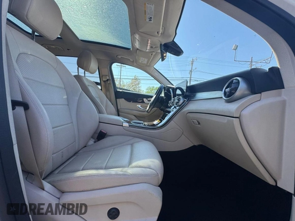 2021 Mercedes-Benz GLC 300 z VIN W1N0G8DB6MV300830, wystawiony jako Copart lot #61652945 z przebiegiem 135 882 mil mil oraz Czysty tytuł • Clean title. Historia ofert i sprzedaży dostępna na DreamBid. Obrazek 5.