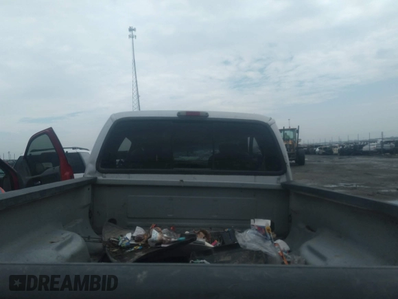2004 Ford F-250 XL z VIN 1FTNX21P04EB08085, wystawiony jako IAAI lot #36810038 z przebiegiem Nie podano mil oraz . Historia ofert i sprzedaży dostępna na DreamBid. Obrazek 8.