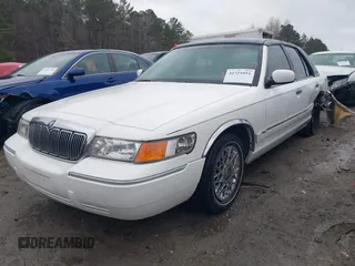 1999 Mercury Grand Marquis GS z VIN 2MEFM74W9XX622371, wystawiony jako IAAI lot #41721054 z przebiegiem 131 724 mil mil oraz . Historia ofert i sprzedaży dostępna na DreamBid. Obrazek 2.