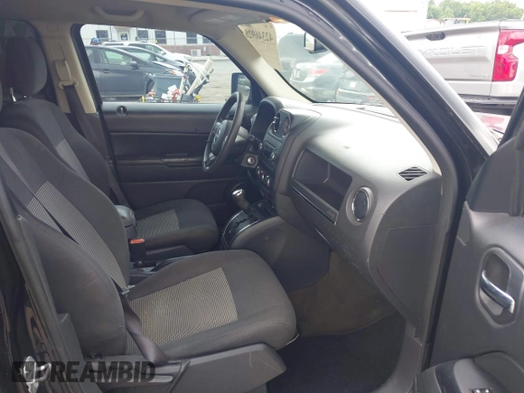 2017 Jeep Patriot Sport z VIN 1C4NJPBA3HD102608, wystawiony jako IAAI lot #42346928 z przebiegiem 149 438 mil mil oraz . Historia ofert i sprzedaży dostępna na DreamBid. Obrazek 5.
