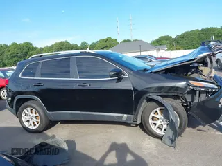 2017 Jeep Cherokee Latitude z VIN 1C4PJMCB0HW637544, wystawiony jako IAAI lot #42737960 z przebiegiem 105 027 mil mil oraz . Historia ofert i sprzedaży dostępna na DreamBid. Obrazek 13.
