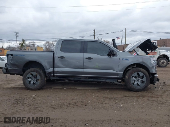 2024 Ford F-150 Lightning XLT z VIN 1FTVW3LK0RWG14334, wystawiony jako IAAI lot #41856218 z przebiegiem 2 037 mil mil oraz . Historia ofert i sprzedaży dostępna na DreamBid. Obrazek 13.