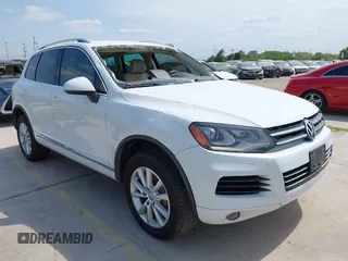 2014 Volkswagen Touareg Sport z VIN WVGEF9BP8ED013755, wystawiony jako IAAI lot #41991936 z przebiegiem 126 912 mil mil oraz . Historia ofert i sprzedaży dostępna na DreamBid. Obrazek 1.