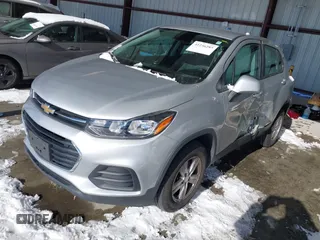 2020 Chevrolet Trax LS z VIN 3GNCJNSB9LL127074, wystawiony jako IAAI lot #41256285 z przebiegiem 107 162 mil mil oraz . Historia ofert i sprzedaży dostępna na DreamBid. Obrazek 2.
