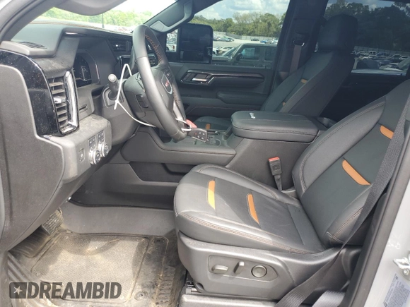 2025 GMC Sierra 2500HD AT4 z VIN 1GT4UPEY0SF206593, wystawiony jako Copart lot #52699045 z przebiegiem 5 036 mil mil oraz Szkoda całkowita • Salvage title. Historia ofert i sprzedaży dostępna na DreamBid. Obrazek 7.