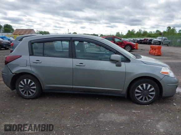 2012 Nissan Versa S z VIN 3N1BC1CP7CK800017, wystawiony jako IAAI lot #42270666 z przebiegiem 152 790 mil mil oraz . Historia ofert i sprzedaży dostępna na DreamBid. Obrazek 13.