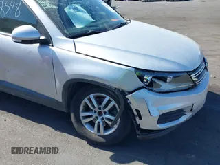 2015 Volkswagen Tiguan S z VIN WVGAV7AX8FW543639, wystawiony jako IAAI lot #42328348 z przebiegiem 76 311 mil mil oraz . Historia ofert i sprzedaży dostępna na DreamBid. Obrazek 6.