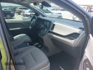 2019 Toyota Sienna XLE Auto Access Seat z VIN 5TDYZ3DC4KS970576, wystawiony jako IAAI lot #42166276 z przebiegiem 112 769 mil mil oraz . Historia ofert i sprzedaży dostępna na DreamBid. Obrazek 5.