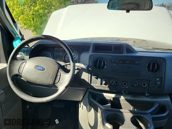 2014 Ford Econoline Cargo Commercial z VIN 1FTNE2EW0EDA95532, wystawiony jako IAAI lot #42442160 z przebiegiem 140 667 mil mil oraz . Historia ofert i sprzedaży dostępna na DreamBid. Obrazek 24.