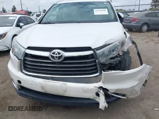 2015 Toyota Highlander XLE z VIN 5TDKKRFH0FS076120, wystawiony jako IAAI lot #42131646 z przebiegiem 117 623 mil mil oraz . Historia ofert i sprzedaży dostępna na DreamBid. Obrazek 18.