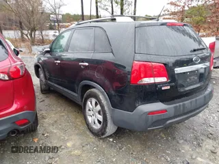 2013 Kia Sorento LX z VIN 5XYKT3A69DG354992, wystawiony jako IAAI lot #41538447 z przebiegiem 178 027 mil mil oraz . Historia ofert i sprzedaży dostępna na DreamBid. Obrazek 3.