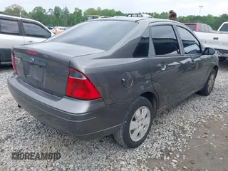 2007 Ford Focus S z VIN 1FAHP34NX7W188237, wystawiony jako IAAI lot #42122139 z przebiegiem 177 507 mil mil oraz . Historia ofert i sprzedaży dostępna na DreamBid. Obrazek 4.