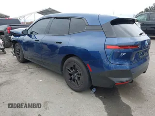 2024 BMW iX xDrive50 z VIN WB523CF05RCN71984, wystawiony jako IAAI lot #41469238 z przebiegiem 45 447 mil mil oraz . Historia ofert i sprzedaży dostępna na DreamBid. Obrazek 3.