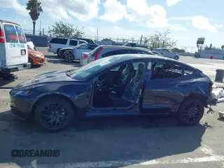 2024 Tesla Model 3 z VIN 5YJ3E1EA2RF867095, wystawiony jako IAAI lot #41550546 z przebiegiem 3 mil mil oraz . Historia ofert i sprzedaży dostępna na DreamBid. Obrazek 14.