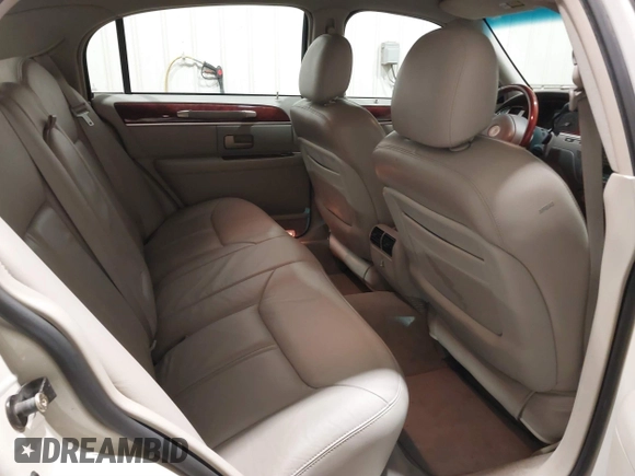 2004 Lincoln Town Car Ultimate z VIN 1LNHM83W74Y640747, wystawiony jako IAAI lot #41612377 z przebiegiem 36 400 mil mil oraz . Historia ofert i sprzedaży dostępna na DreamBid. Obrazek 8.