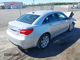 2012 Chrysler 200 Touring z VIN 1C3CCBBG7CN175089, wystawiony jako IAAI lot #42063106 z przebiegiem 156 722 mil mil oraz . Historia ofert i sprzedaży dostępna na DreamBid. Obrazek 4.