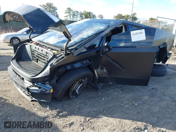 2024 Tesla Cybertruck z VIN 7G2CEHED5RA015790, wystawiony jako IAAI lot #41587683 z przebiegiem 5 867 mil mil oraz . Historia ofert i sprzedaży dostępna na DreamBid. Obrazek 20.
