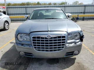 2007 Chrysler 300 C z VIN 2C3KA63H57H725971, wystawiony jako Copart lot #51793044 z przebiegiem 137 825 mil mil oraz Szkoda całkowita • Salvage title. Historia ofert i sprzedaży dostępna na DreamBid. Obrazek 5.