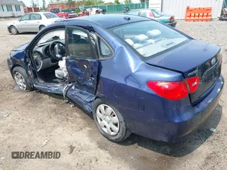 2009 Hyundai Elantra SE z VIN KMHDU46D99U597299, wystawiony jako IAAI lot #42395907 z przebiegiem 141 628 mil mil oraz . Historia ofert i sprzedaży dostępna na DreamBid. Obrazek 3.