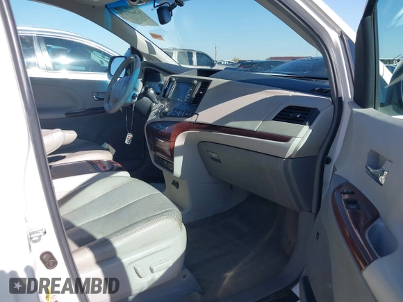 2012 Toyota Sienna XLE AAS z VIN 5TDYK3DC5CS218522, wystawiony jako IAAI lot #42605170 z przebiegiem 236 508 mil mil oraz . Historia ofert i sprzedaży dostępna na DreamBid. Obrazek 5.