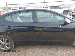 2017 Hyundai Elantra SE z VIN 5NPD84LFXHH191863, wystawiony jako IAAI lot #42272222 z przebiegiem 88 796 mil mil oraz . Historia ofert i sprzedaży dostępna na DreamBid. Obrazek 13.