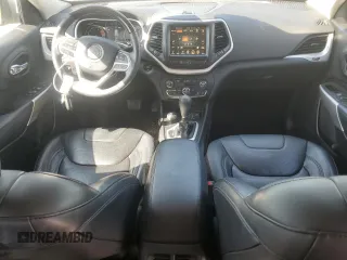 2017 Jeep Cherokee Overland with VIN 1C4PJMJS2HW584851, listed as a Copart auction lot 61738325 with 34,582 mi miles and Salvage title. Bid and sale history available at DreamBid. Image 8.