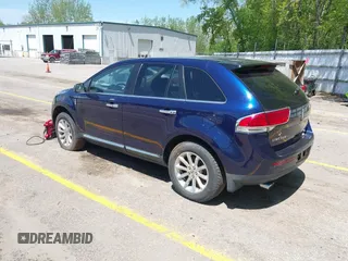 2011 Lincoln MKX z VIN 2LMDJ8JKXBBJ25103, wystawiony jako IAAI lot #42297567 z przebiegiem 122 135 mil mil oraz . Historia ofert i sprzedaży dostępna na DreamBid. Obrazek 3.