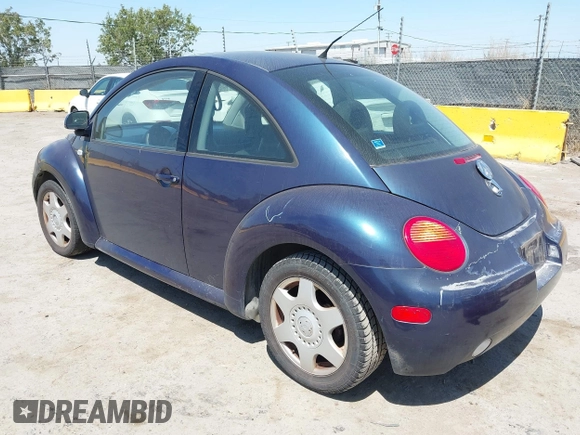 2000 Volkswagen Beetle GLS z VIN 3VWCC21C5YM454887, wystawiony jako IAAI lot #42397582 z przebiegiem 122 620 mil mil oraz . Historia ofert i sprzedaży dostępna na DreamBid. Obrazek 3.