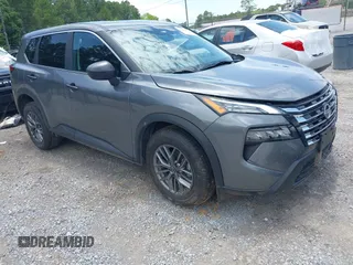 2024 Nissan Rogue S z VIN 5N1BT3AB7RC694713, wystawiony jako IAAI lot #42462639 z przebiegiem 26 628 mil mil oraz . Historia ofert i sprzedaży dostępna na DreamBid. Obrazek 1.