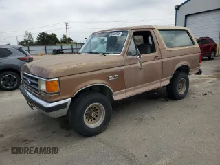 1989 Ford Bronco XL z VIN 1FMEU15N6KLA87551, wystawiony jako Copart lot #56662825 z przebiegiem 87 257 mil mil oraz Czysty tytuł • Clean title. Historia ofert i sprzedaży dostępna na DreamBid. Obrazek 1.