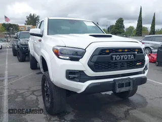2023 Toyota Tacoma SR5 z VIN 3TMDZ5BN5PM142123, wystawiony jako IAAI lot #41767235 z przebiegiem 9 088 mil mil oraz . Historia ofert i sprzedaży dostępna na DreamBid. Obrazek 1.